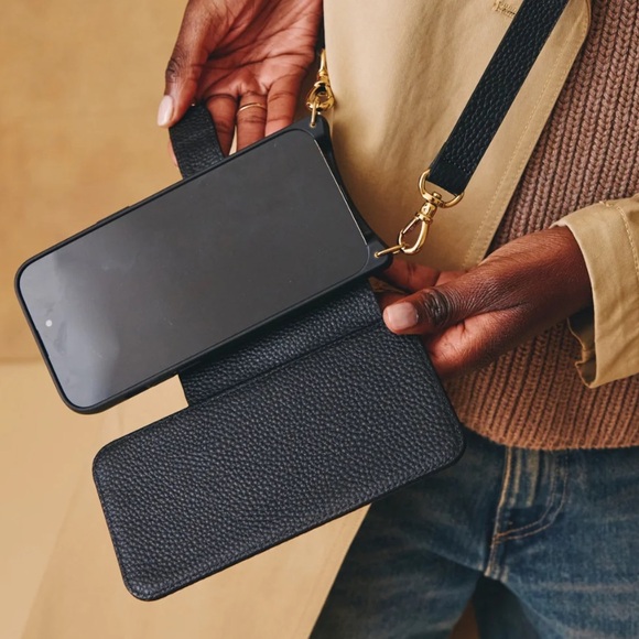 Hailey Folio Pebble Leather Crossbody Bandolier - Picture 8 of 12